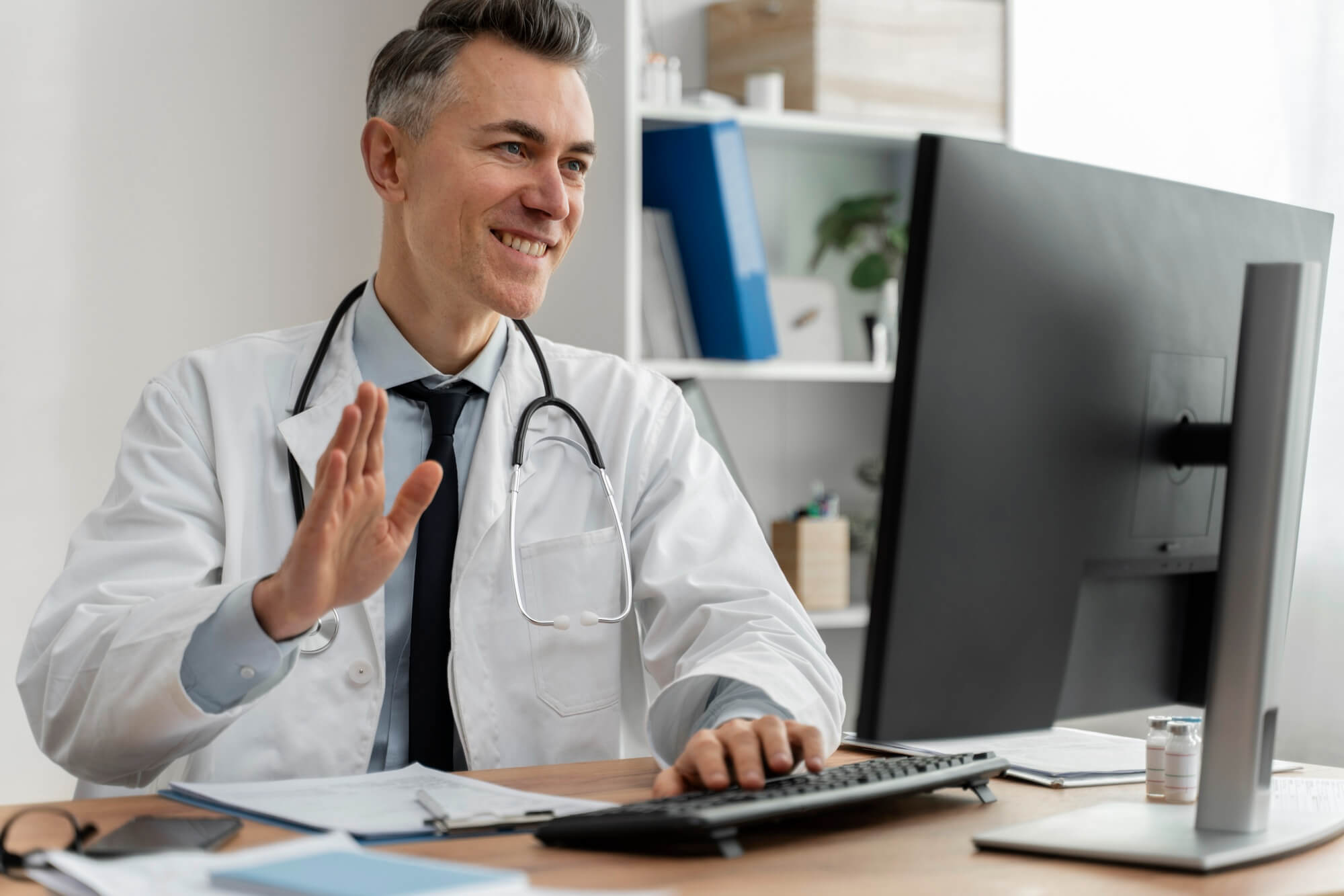 Médico em videochamada de telemedicina